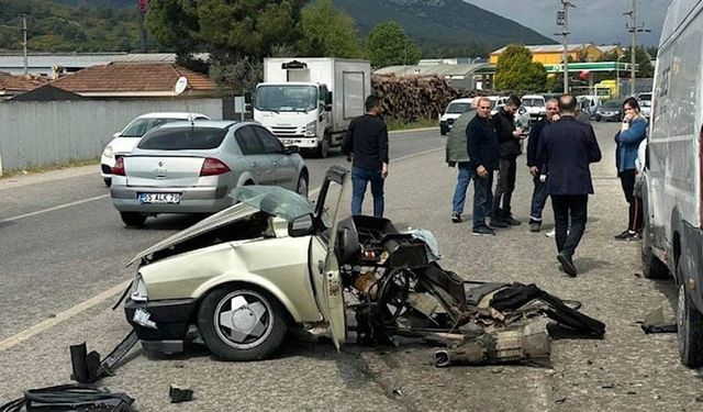 İzmir'de inanılmaz kaza! Bu arabadan sağ çıktı!