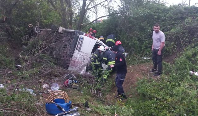 TEM'de servis minibüsü şarampole yuvarlandı! Çok sayıda yaralı var