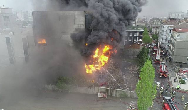 Akit Gazetesi’nin de olduğu binayı alevler sardı!