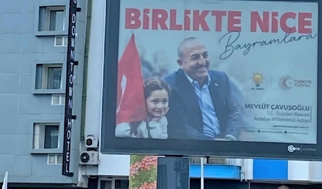 Mevlüt Çavuşoğlu'nun seçim afişleri toplatılacak