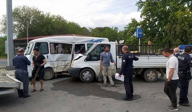 Aydın'da öğrenci servisi ile kamyonet çarpıştı: 12'si öğrenci 13 yaralı