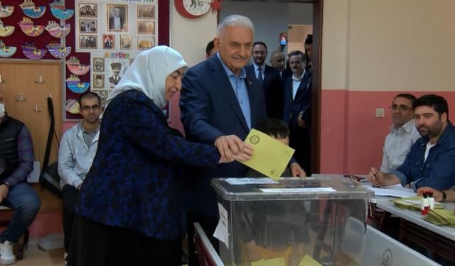 Binali Yıldırım eşine takıldı: Ne oldu karar veremedin mi?