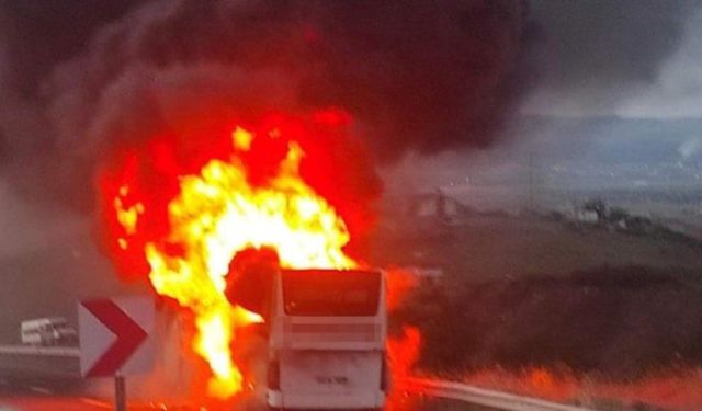 Elazığ'da dehşet olay: Yolcu otobüsü seyir halinde alev aldı