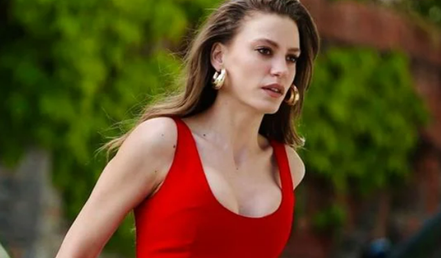 Serenay Sarıkaya bikinili pozlarını paylaştı olay oldu!