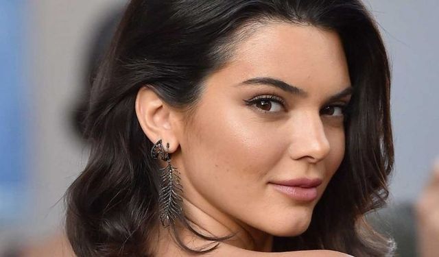 Kendall Jenner'dan sütyensiz poz!