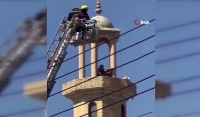 Minarede canına kıymak istedi: Döve döve engel oldular!