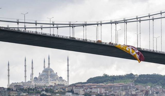 Süper Lig şampiyonu Galatasaray'ın bayrakları İstanbul Boğazı'nda