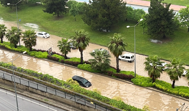 Şehir kıyamet yeri gibi! Sel nedeniyle 4 ilçede okullar tatil edildi