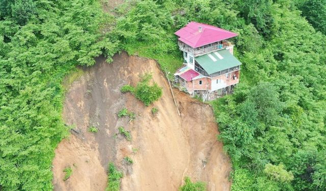 Trabzon'da yamaçta asılı kalan ev görenleri şok etti!