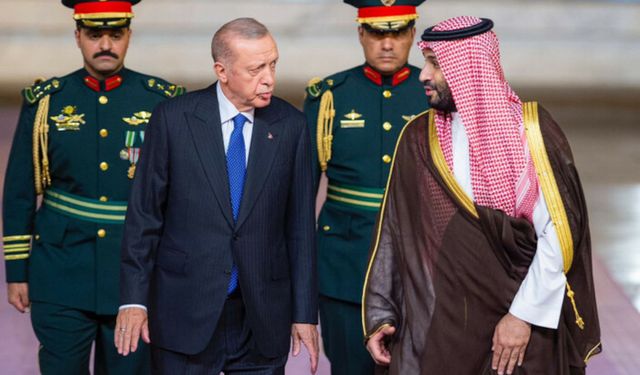 Cumhurbaşkan Erdoğan Suudi Arabista'da törenle karşılandı