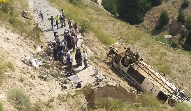 Kars'ta yolcu otobüsü viyadükten düştü! Çok sayıda ölü ve yaralı var