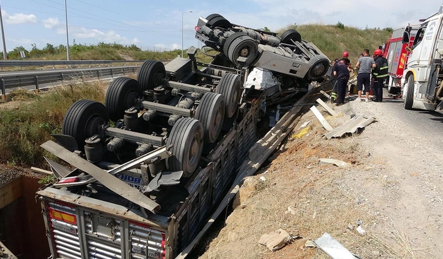 Kocaeli'nde korkutan kaza: TIR devrildi!