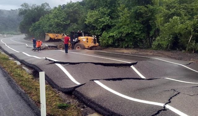 Zonguldak'ta felaketin büyüklüğü kameralara yansıdı: Yol halı gibi kabardı