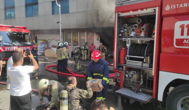 İstanbul'da iş merkezinde yangın: 16 kişi hastaneye kaldırıldı