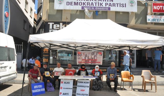 Muşlu ailelerin HDP önündeki oturma eylemine bir aile daha katıldı