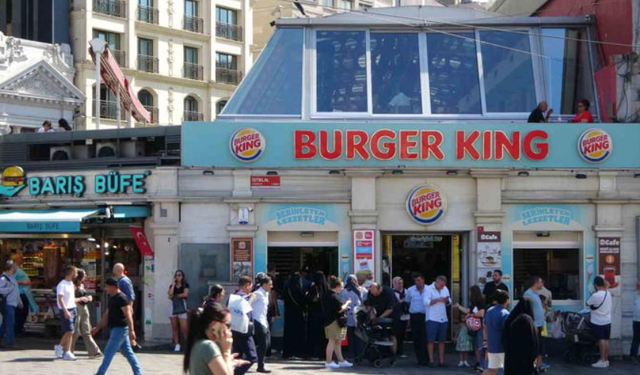 Taksim’de Burger King çalışanlarından müşteriye meydan dayağı! 3 çocuğunun yanında dövdüler