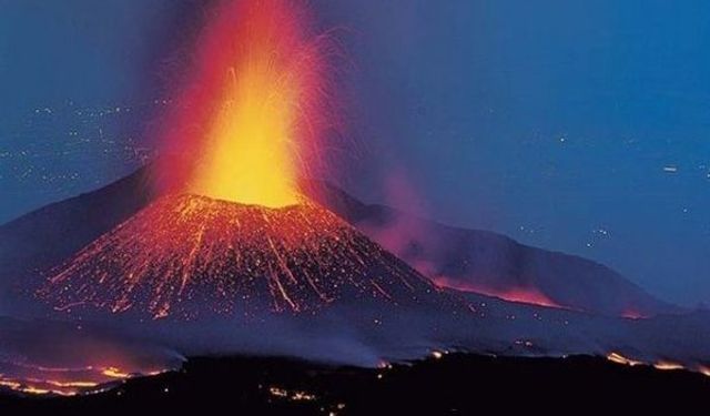 Etna Yanardağı'nda patlama! Uçuşlar durduruldu...