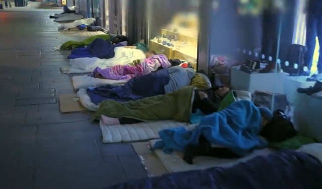 Burası İngiltere'nin başkenti Londra: Mülteciler şehrin ortasında böyle yatıyor