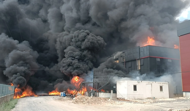 Tekirdağ'da kimya fabrikasında yangın: Patlamalar yaşanıyor
