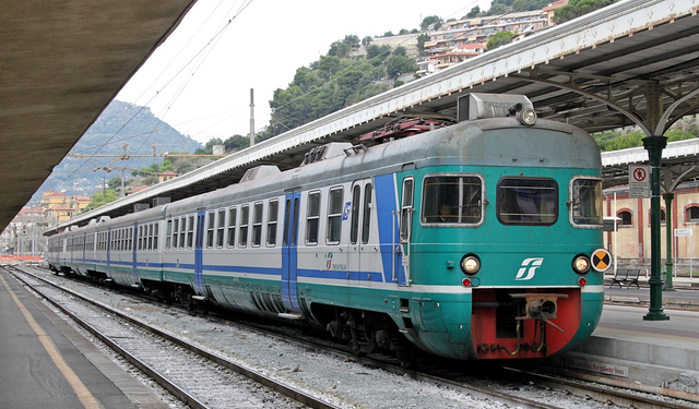 Tren, demir yolu işçilerine çarptı: 5 işçi öldü