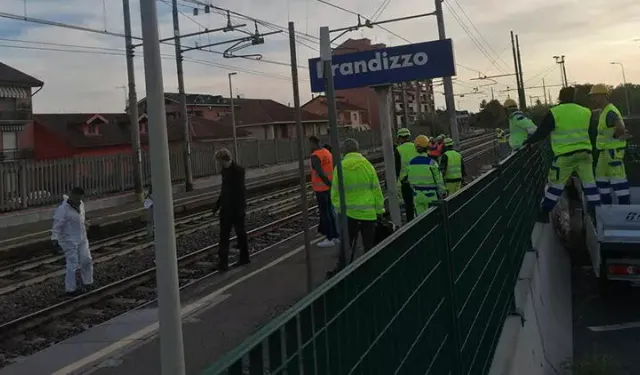 Tren raylarda bir grup işçiye çarptı! 5 ölü