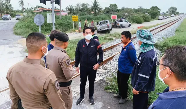 Tayland'da tren kamyonetle çarpıştı: 8 ölü