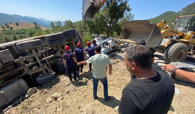 Kahramanmaraş'ta korkunç kaza: Kamyon cenaze namazı için toplananların arasına daldı