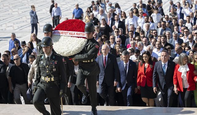 CHP heyeti Anıtkabir'de: Kemal Kılıçdaroğlu Özel Defter'e ne yazdı?