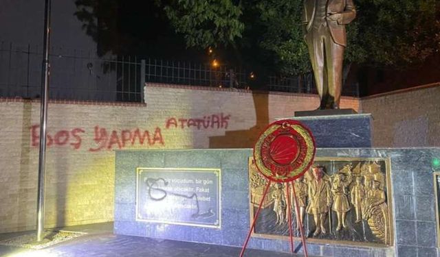 İzmir'de Atatürk Anıtı'na skandal saldırı! Kırmızı boyayla bakın ne yaptılar...