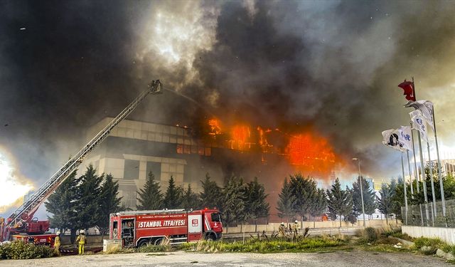 İstanbul'da bir fabrikada büyük yangın