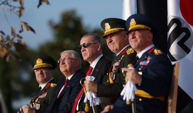 Cumhurbaşkanı Erdoğan'ın Türk donanmasını Vahdettin Köşkü'nden selamlaması tartışmalara yol açtı