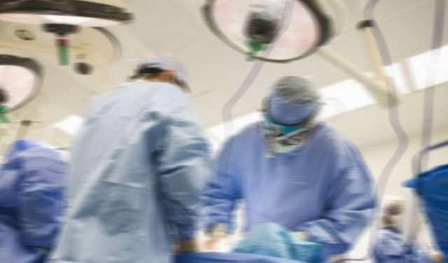 Devlet hastanesinde skandal! Temizlik görevlisi ameliyata girdi