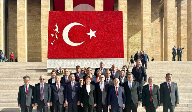 Meral Akşener partililerle Anıtkabir'i ziyaret etti! Cumhuriyetimizin yılmaz bekçileri olacağız