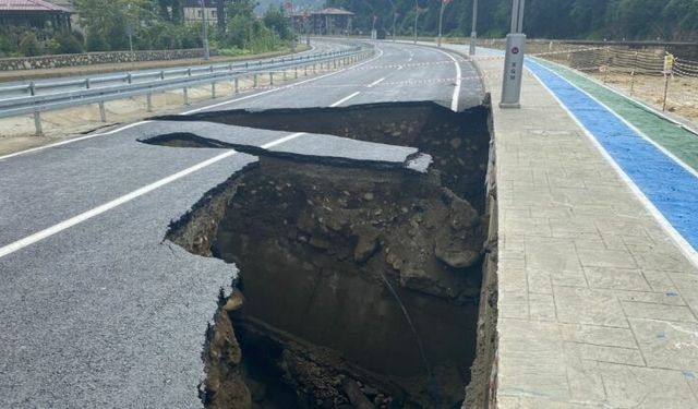 Rize'de şiddetli yağış nedeniyle Güneysu yolu çöktü!