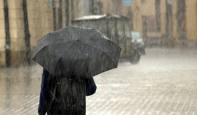 Meteorolojiden sağanak uyarısı: Şemsiyesiz çıkmayın