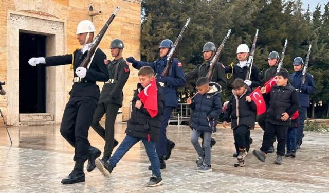 Iğdır'da 'saygı nöbetçileri'ni canlandıran öğrencilere MSB'den unutamayacakları jest