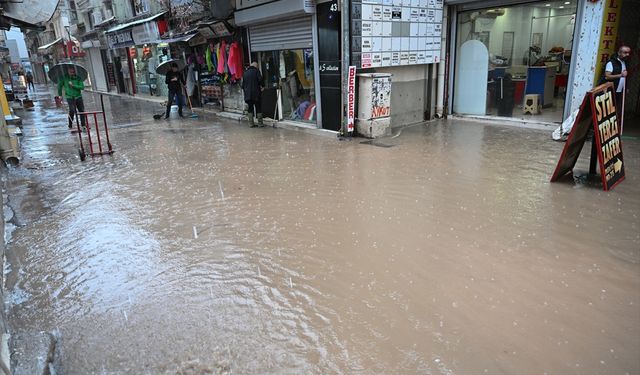 İzmir'i su bastı: Ulaşımda aksaklık yaşandı