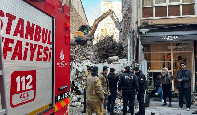 Kadıköy'de bir bina çöktü: Enkaz altında işçiler var