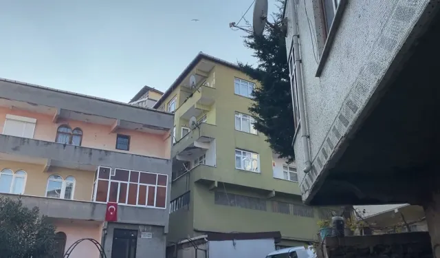 Genç kadın banyoda doğum yaptı, bebeğini apartman boşluğuna attı!