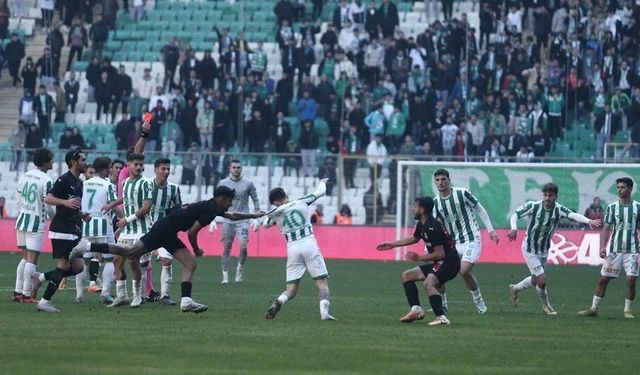 Bursaspor-Diyarbekirspor maçı savaş alanına dönüştü! 5 oyuncu kırmızı kart gördü