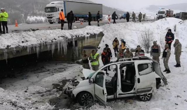 Erzincan'da feci kaza! 1 ölü, 6'sı asker 9 yaralı