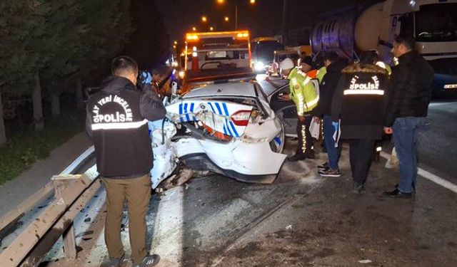 Kaçak göçmenleri taşıyan araç polis aracına çarptı: 4'ü polis 18 yaralı