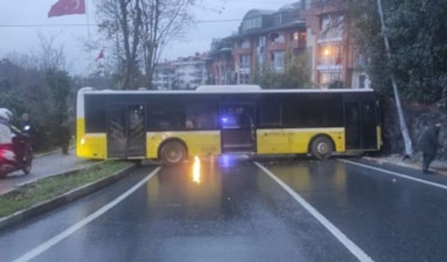 İstanbul'da İETT otobüsü duvara çarptı! Yaralılar var