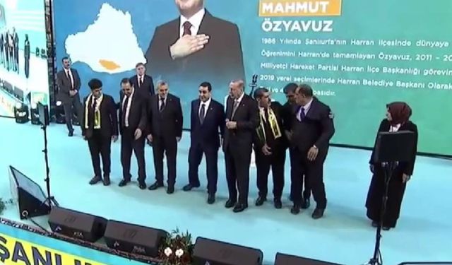 Erdoğan'ın yanında dizildiler: AK Parti'li adaylar MHP'li adayı aralarına almadı!