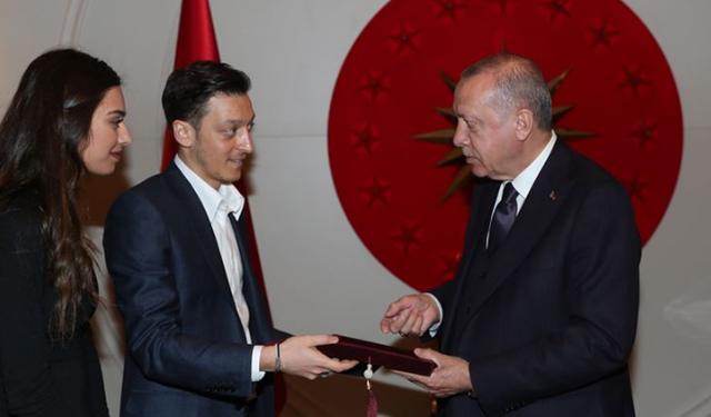 Alman basınından bomba iddia! Futbolu bırakan Mesut Özil siyasete atılıyor