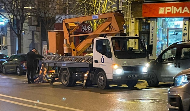 Üsküdar'da belediye araçlarıyla AK Parti adaylarının afişleri asıldı!