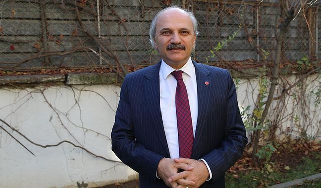 Saadet Partisi İstanbul Adayı Birol Aydın Atatürk'ü asker selamıyla selamladı