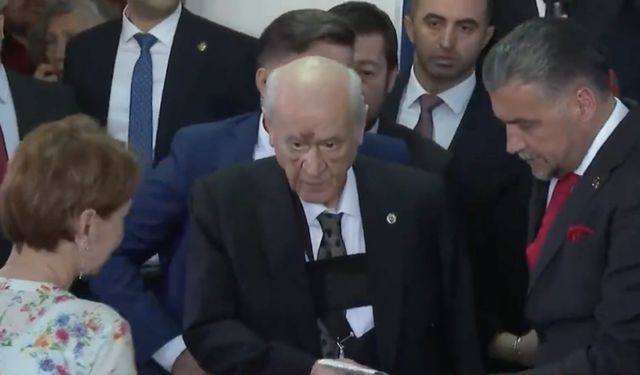 Devlet Bahçeli oy kullanmaya kolu sargılı yüzünde morluklarla geldi! Devlet Bahçeli'ye ne oldu?