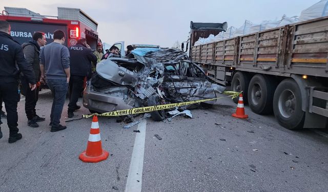 Kontrolü kaybeden otomobil TIR'ın altında kaldı! 2 ölü 1 yaralı