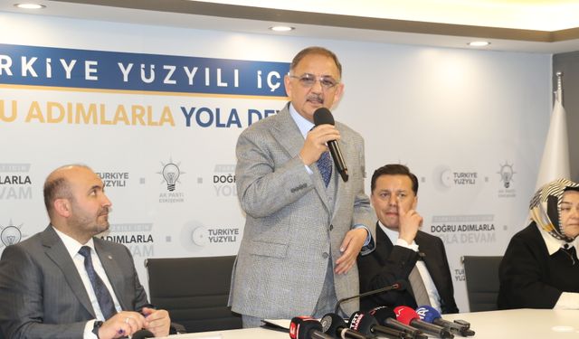 Mehmet Özhaseki'den CHP'ye eleştiri: Heykel yapmak kolay, depremde yıkılacak evler var...